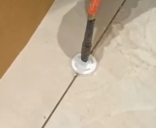 北海市瓷砖空鼓维修公司专业解答瓷砖在铺贴过程中，如果没有涂抹均匀到位的粘结材料（如水泥砂浆或瓷砖胶），可能会导致以下问题