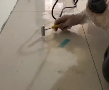 北海市瓷砖开裂维修公司专业分享瓷砖在铺贴前如果没有沥干水分，将会导致以下问题